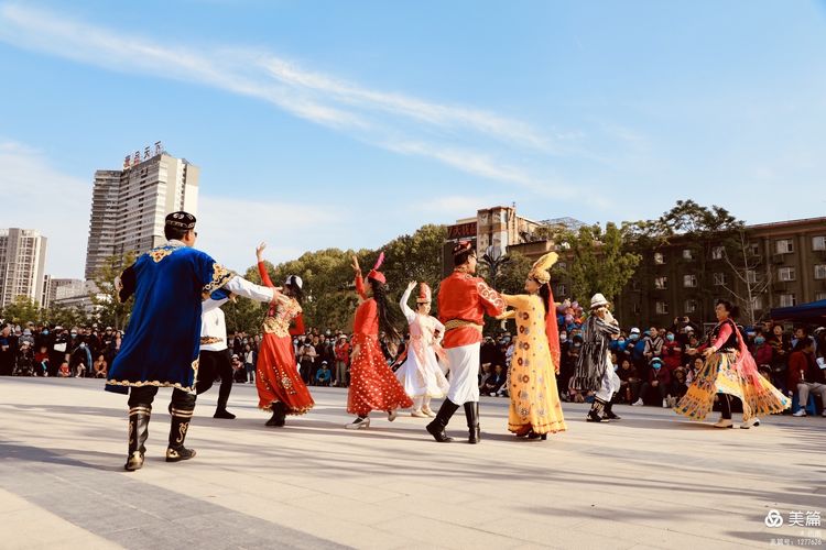 洛阳牡丹广场：*疆新**舞大联欢