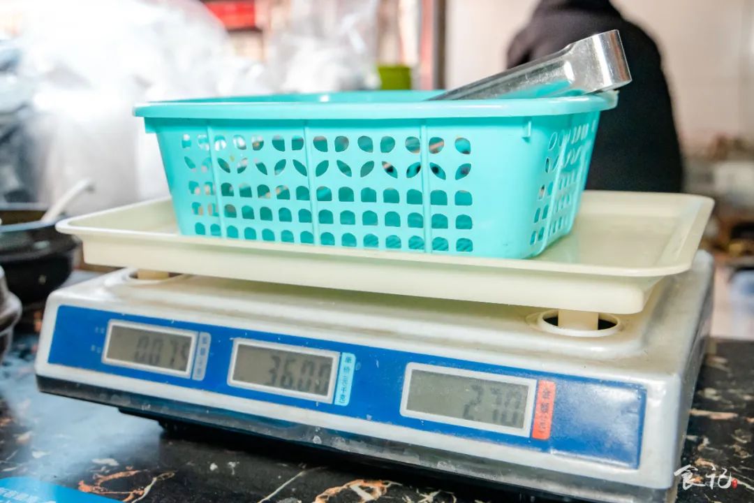 真的假的？万达清冷的夜市中，竟藏着踩点也要去吃的砂锅麻辣烫…