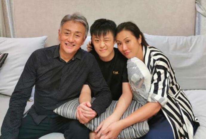 吴岱融香港足球队,吴岱融踢球