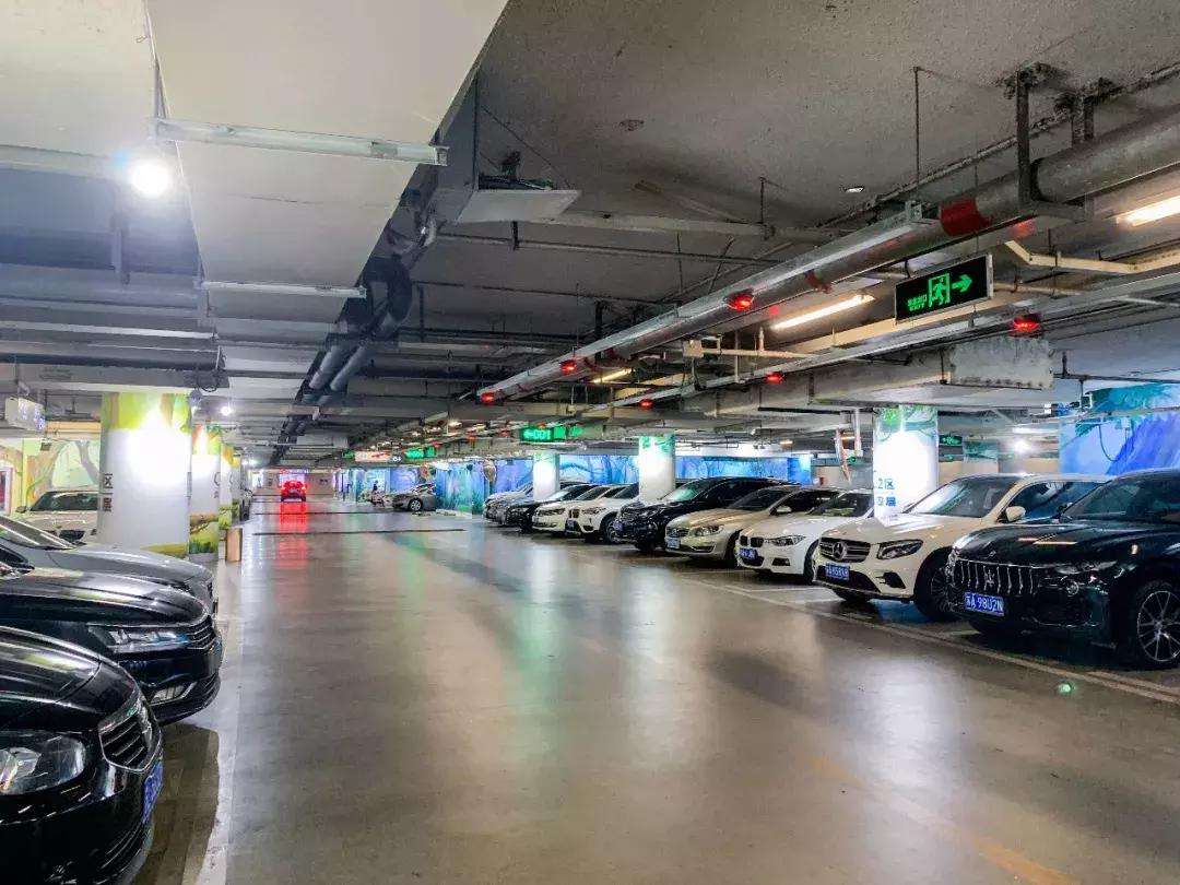 在南京月薪1W，我却停不起车