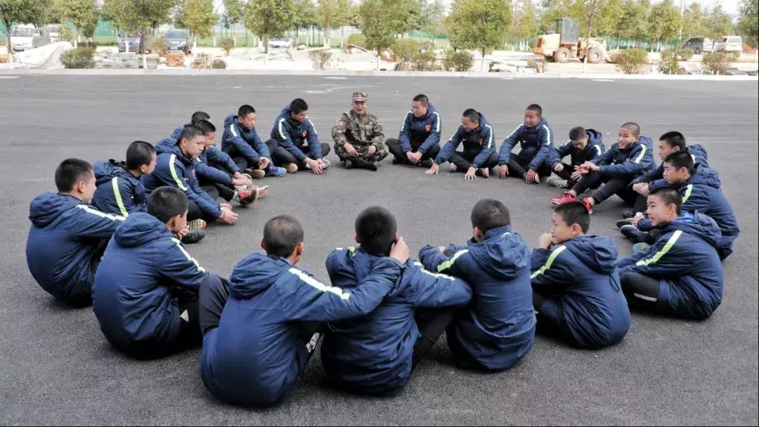 只5天时间就练出了感情——河北华夏梯队队员搂着教官依依不舍