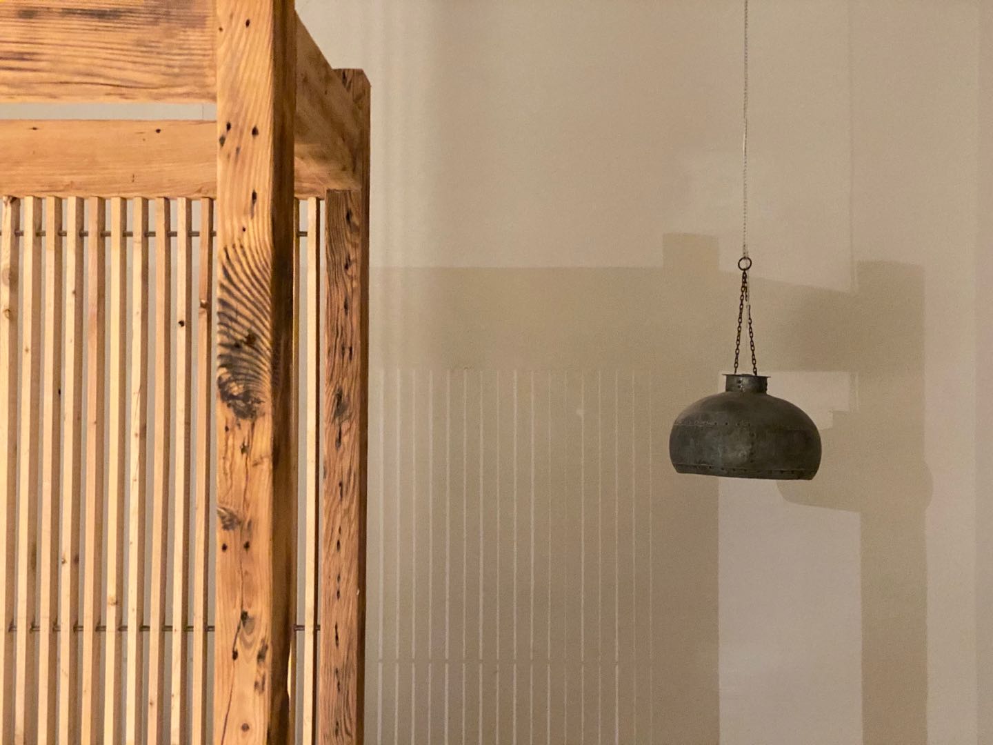 这对夫妇的家，用上海老洋房的地板铺浴缸，用石英砂做“茅厕”