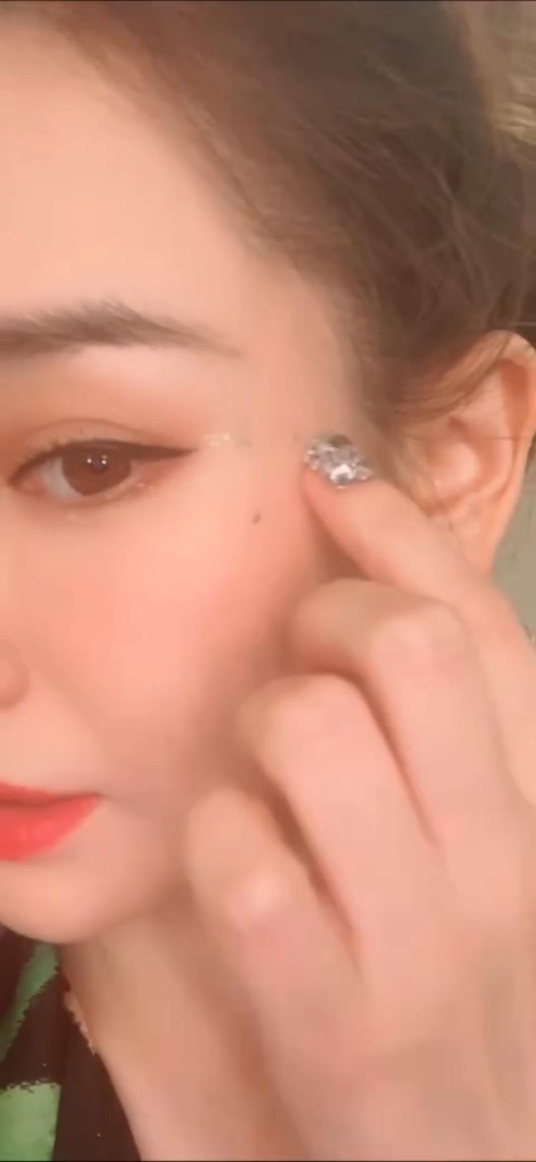 亮片眼妆带钻,戚薇绿色眼影妆容教程