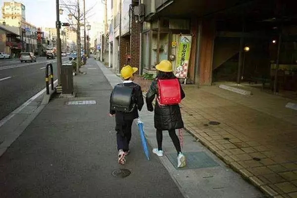 怎么才能把很丑的校服穿出氛围感,很丑的校服如何穿出少年感