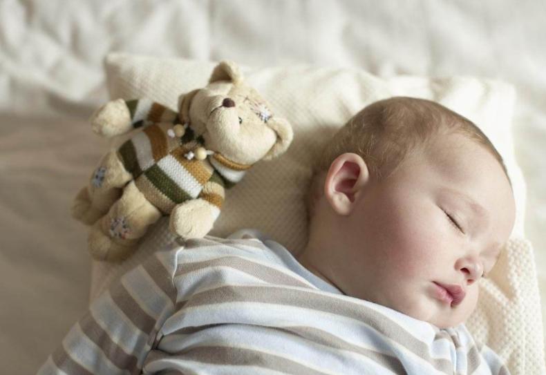 为什么婴儿喜欢歪着头,婴儿歪头睡觉最好的纠正法