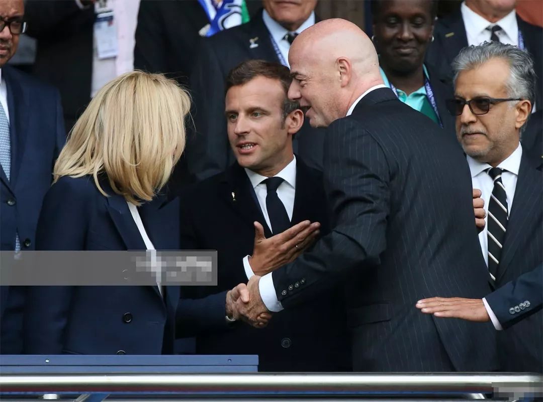 66岁法国第一夫人陪老公看球,双手抱胸气场足,马克龙竟变成陪衬