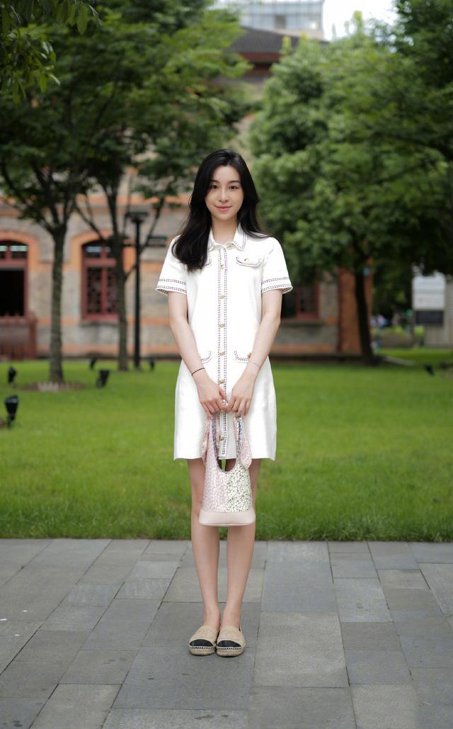 女生千万不要穿短裙子,女人别穿太俗气春天新款连衣裙