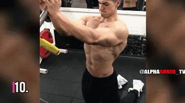 肌肉猛男展示腹肌胸肌,肌肉男八块腹肌和强壮的胸肌