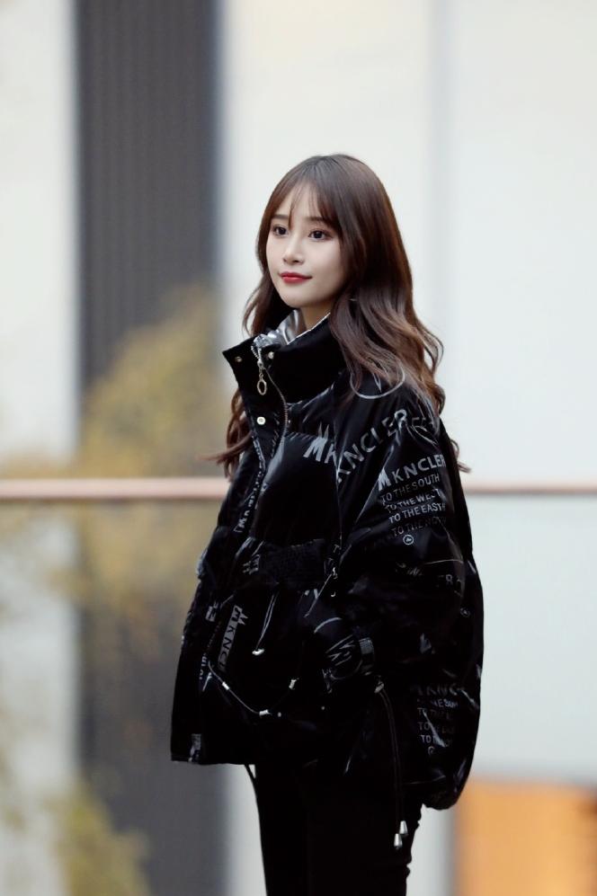 棕色羽绒服下面穿什么裤子好看,羽绒服最好不要穿黑色打底