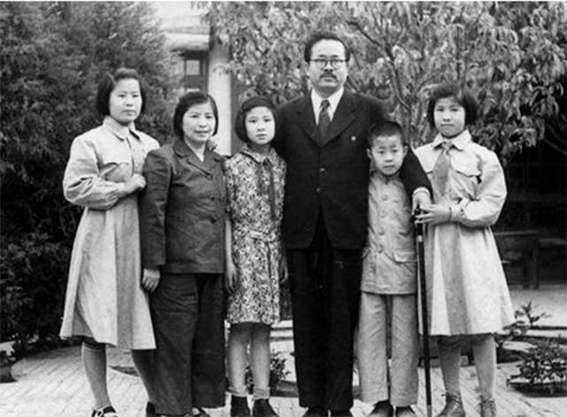 工作狂人任弼时，生命最后一刻还在工作，9个儿女只留下4人