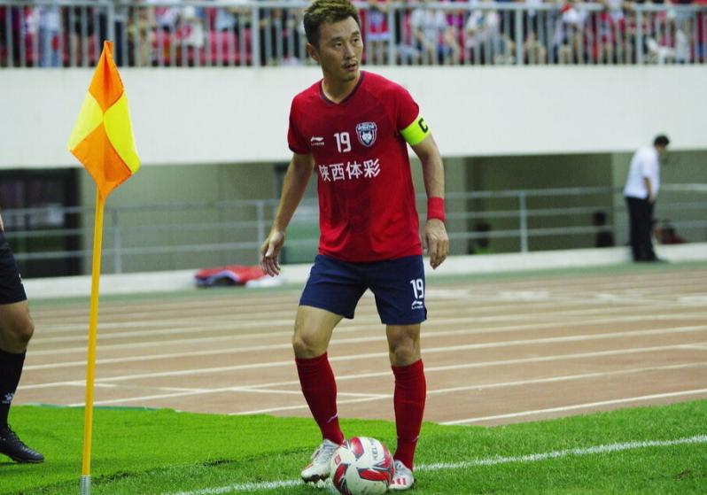 本以为已退役！38岁老将惊天倒钩致敬C罗，曾是国安与恒大元勋