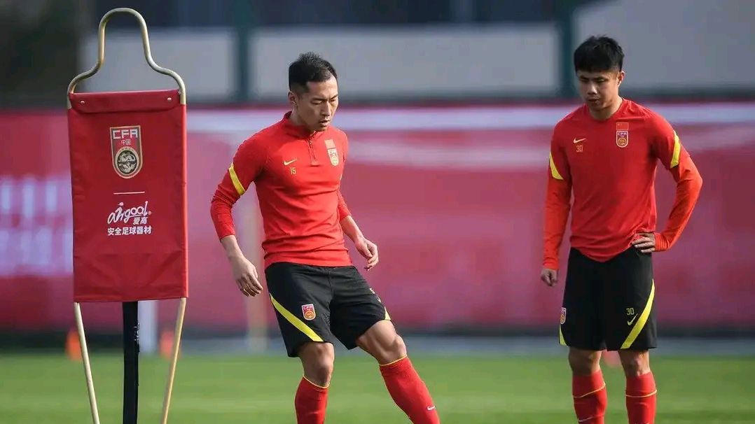 蒿俊闵国家队犯规任意球,蒿俊闵能踢前腰吗