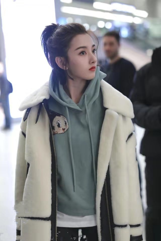 宋祖儿阿童木卫衣品牌,宋祖儿穿羊羔绒外套搭配图片