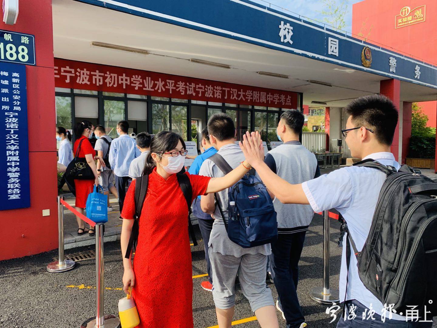 中考记者现场出镜,宁波市中考采访