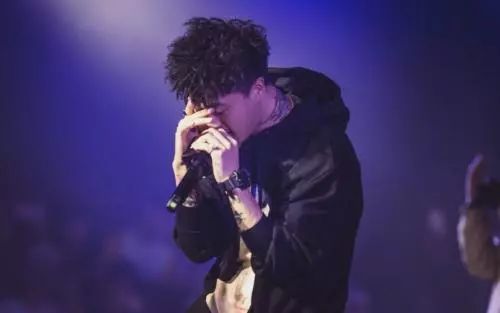 他是红花会的幕后“大管家”，音乐和生意做到了两开花