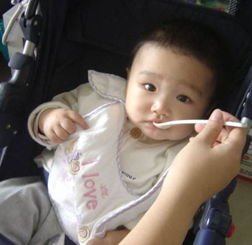 四个月母乳不够可以添加辅食吗,4个月母乳不够可以吃米粉吗