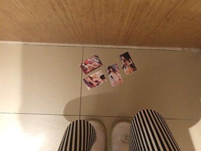 为什么一入住酒店就有小卡片,酒店里房间门口塞的小卡片可信么