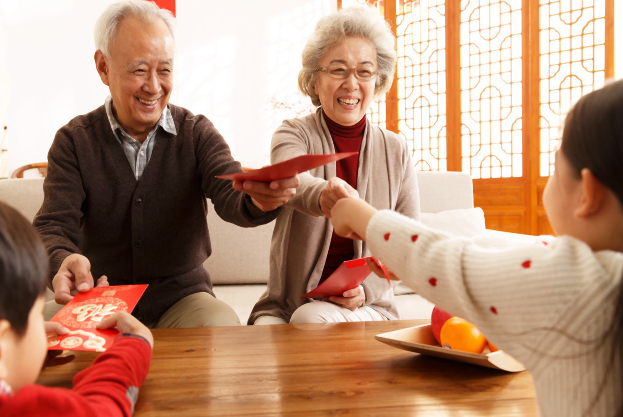 孙子外孙一字之差,老人给“压岁钱”差太多,宝爸气不过当场离席