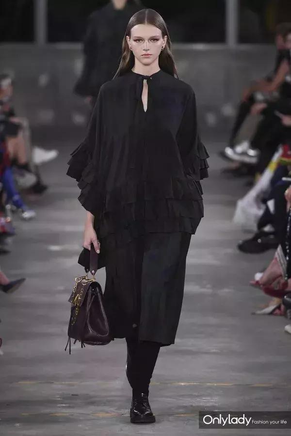 张艺兴valentino东京神图,张艺兴valentino秀场表演