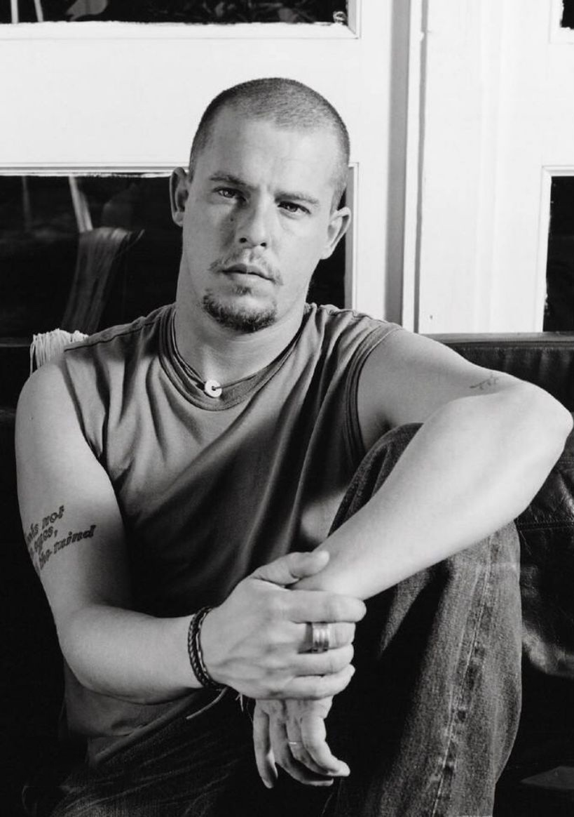 麦昆亚历山大设计师,亚历山大麦昆的设计师