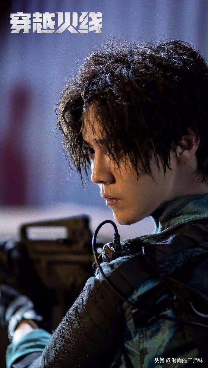 鹿晗这身贵公子打扮不得不夸！中分小卷+眼镜杀，帅起来真要命