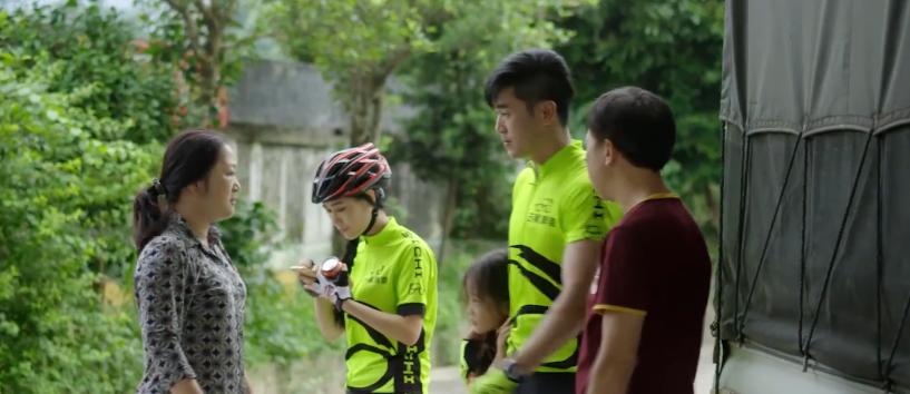 五十岁穷苦老汉24年前收养女弃婴,穷困老汉蹬三轮养了十二年的弃婴