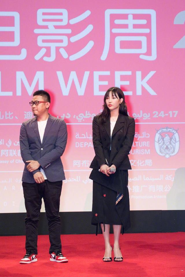 白百何的穿衣风格叫什么,近日白百何一袭薄纱礼服裙现身