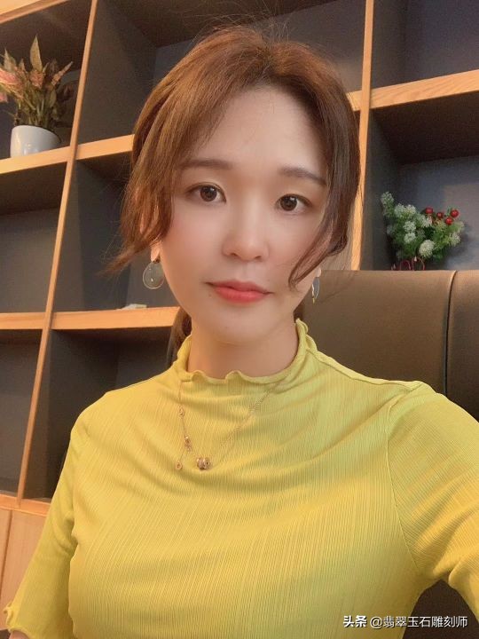 火车上认识的美女OL,我带她去中关村存放翡翠手镯,引发三角恋