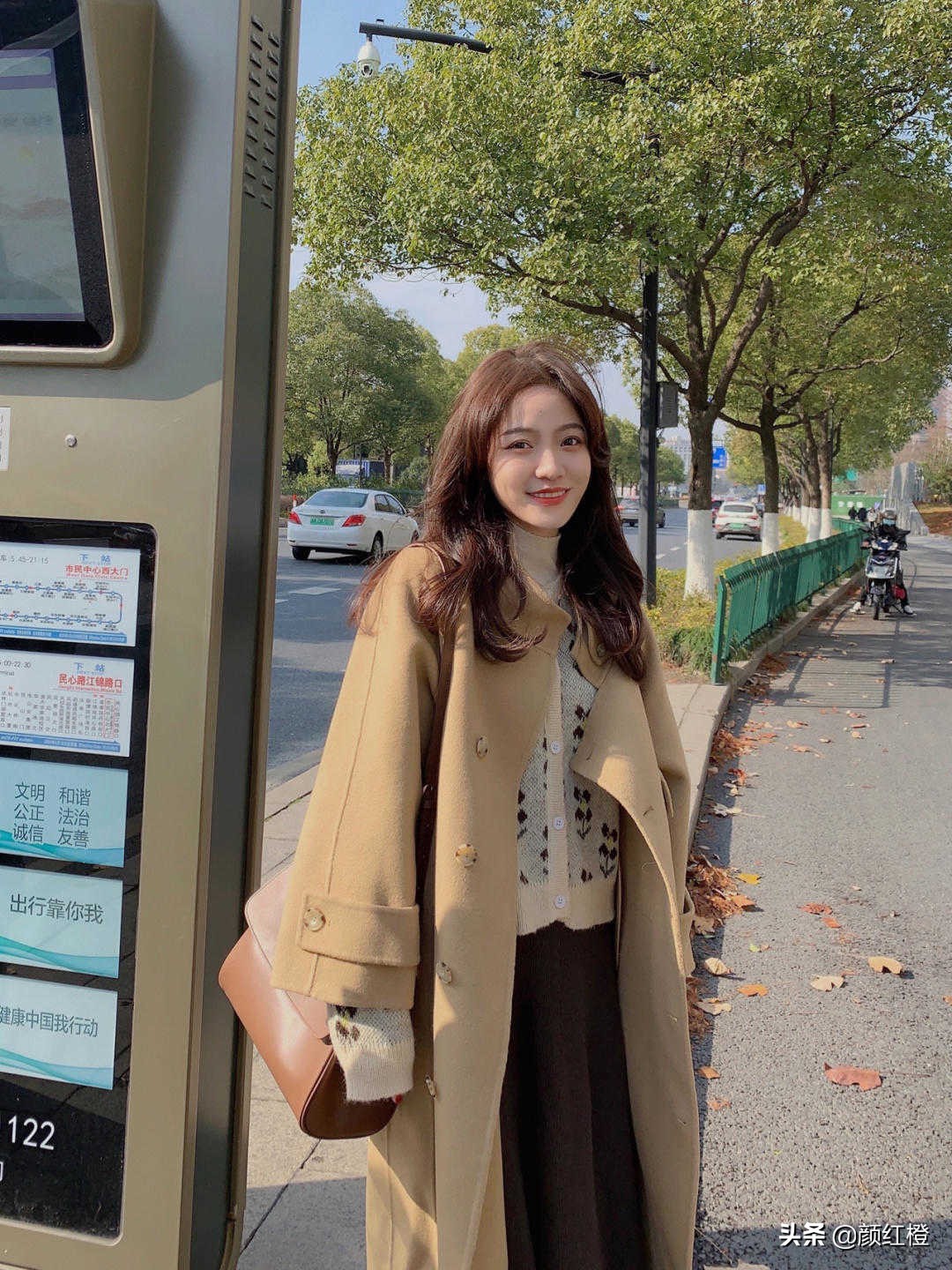 棕色大衣和蓝色牛仔裤搭配吗,冬季深棕色大衣穿什么裤子