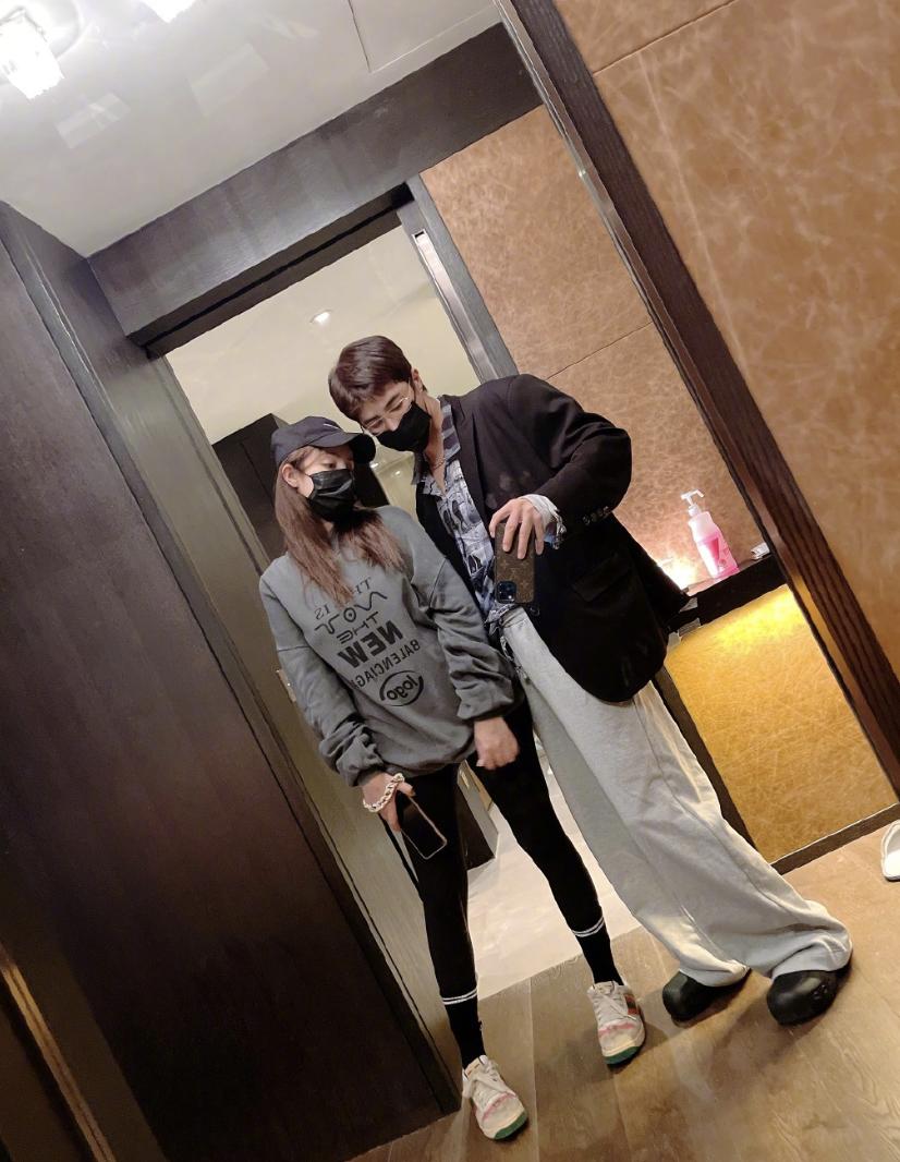 姜潮抱娃,姜潮抱儿子