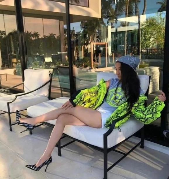 王薇薇42岁第一件婚纱,72岁婚纱女王王薇薇生日照曝光