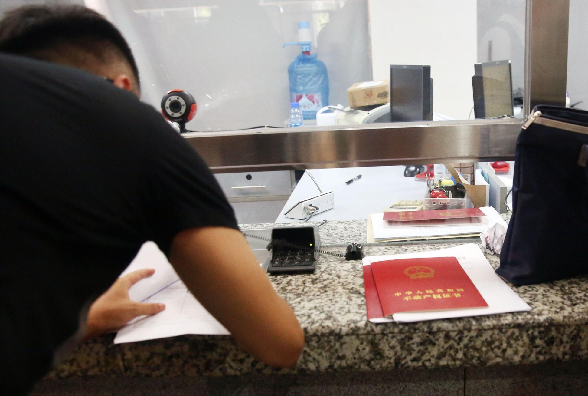 买130万的二手房要交给中介多少钱,买二手房找中介还是自己买划算