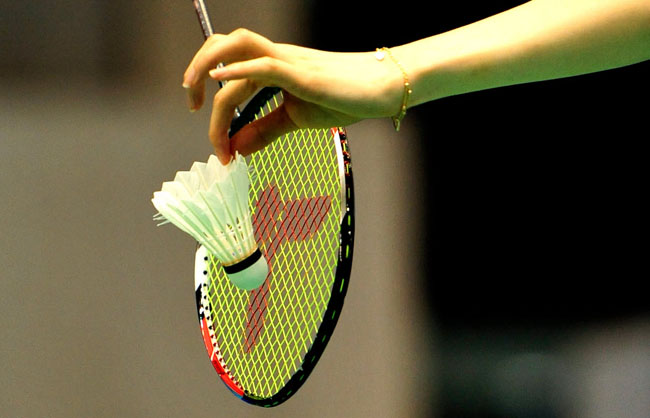 羽毛球拍自己穿线怎样定高磅数,小学生羽毛球拍穿线拉多少磅