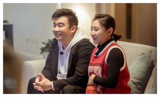 身怀六甲不容易！奥运冠军孕期锻炼扭到腰，制片人老公一旁显冷落