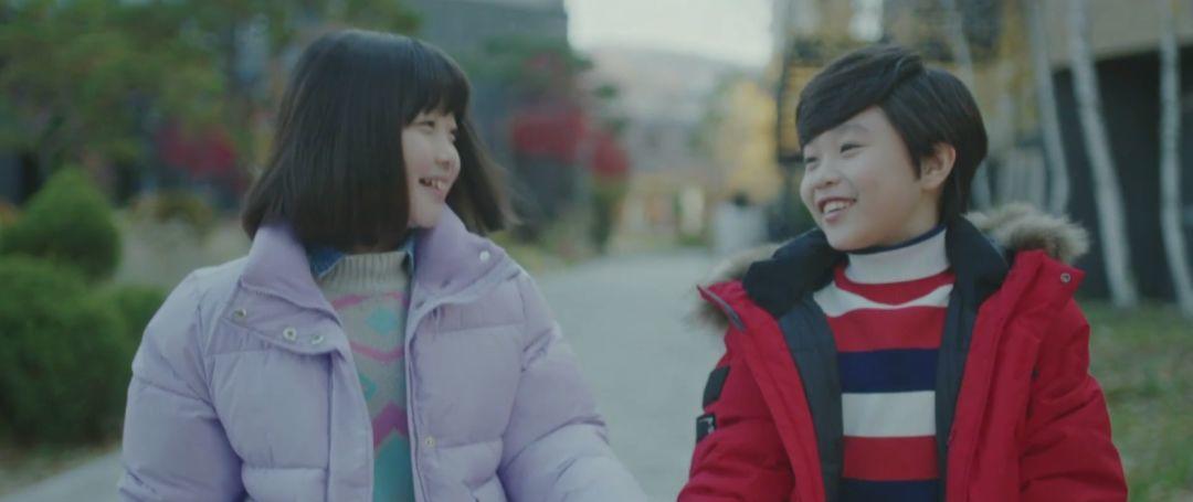 韩国女团两位成员,2个韩国女团练习生一前一后跳舞