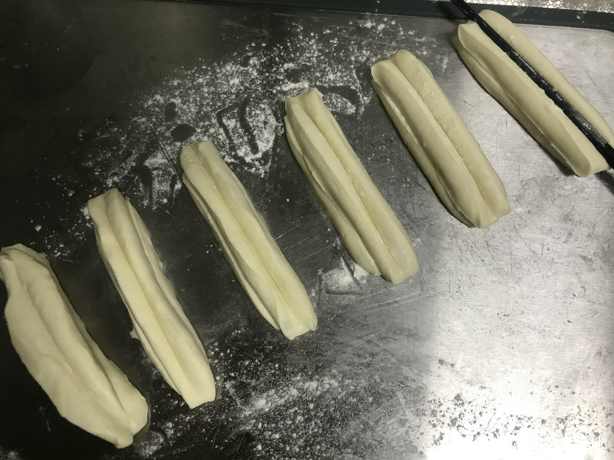 花1000学的炸油条做法,香酥油条配方和制作方法