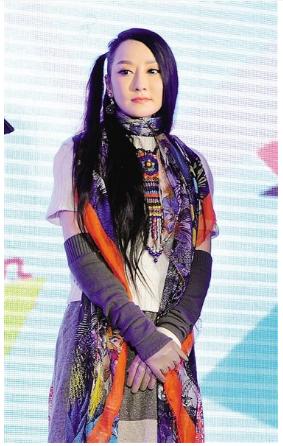 21岁爆红,24岁走出国门,32岁跌落神坛,萨顶顶到底经历了什么?