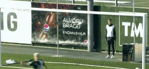 武磊7分钟遭2次打击！伸手3秒要球却被无视急得自己强行射门