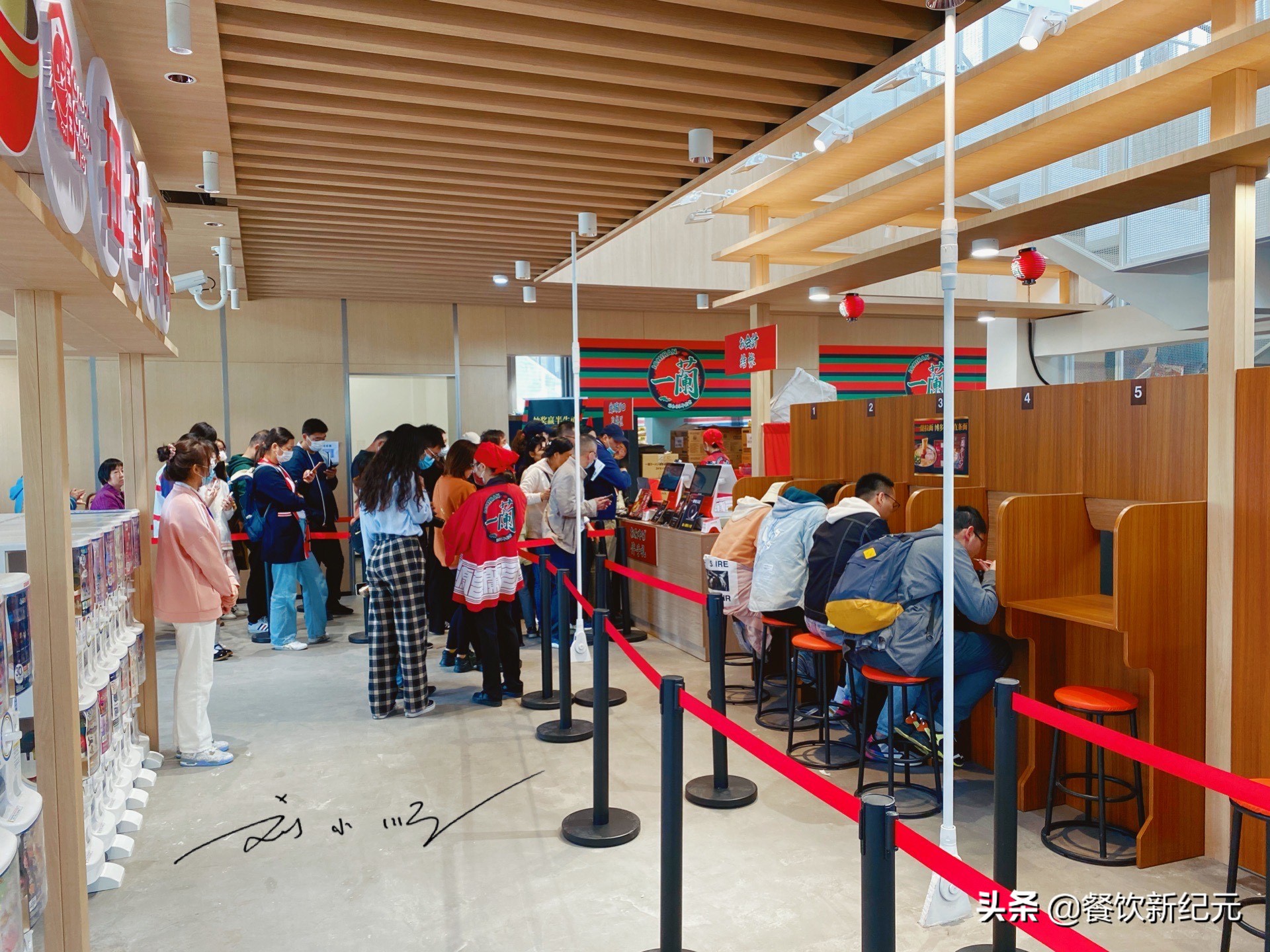 排队一小时就为了吃这碗黑色拉面,为什么吃一碗拉面需要排队几小时