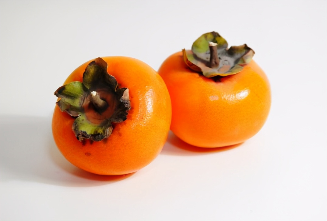 营养科医生辟谣螃蟹柿子毒如砒霜,吃多少柿子和螃蟹会结石