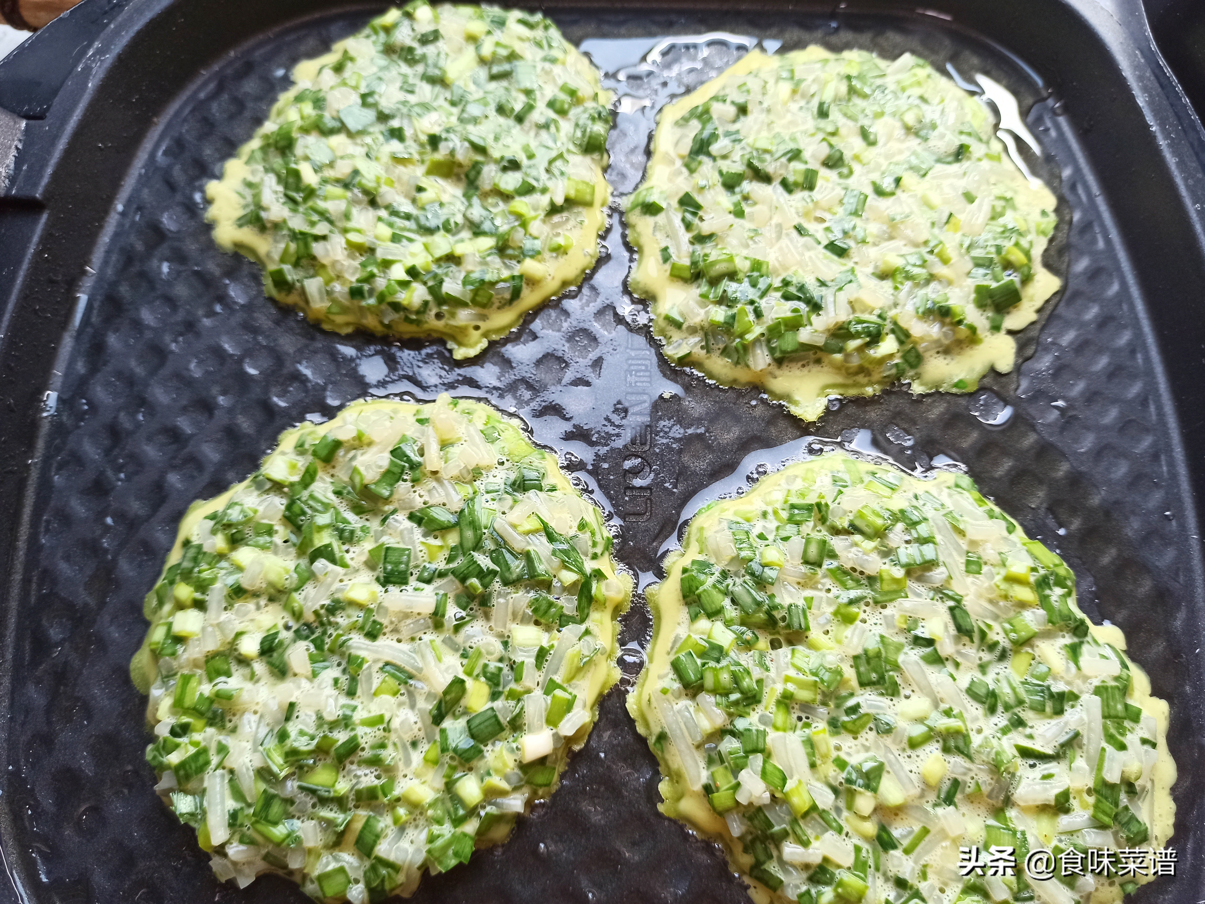 正宗韭菜鸡蛋饼的做法视频,做酥软的韭菜鸡蛋饼