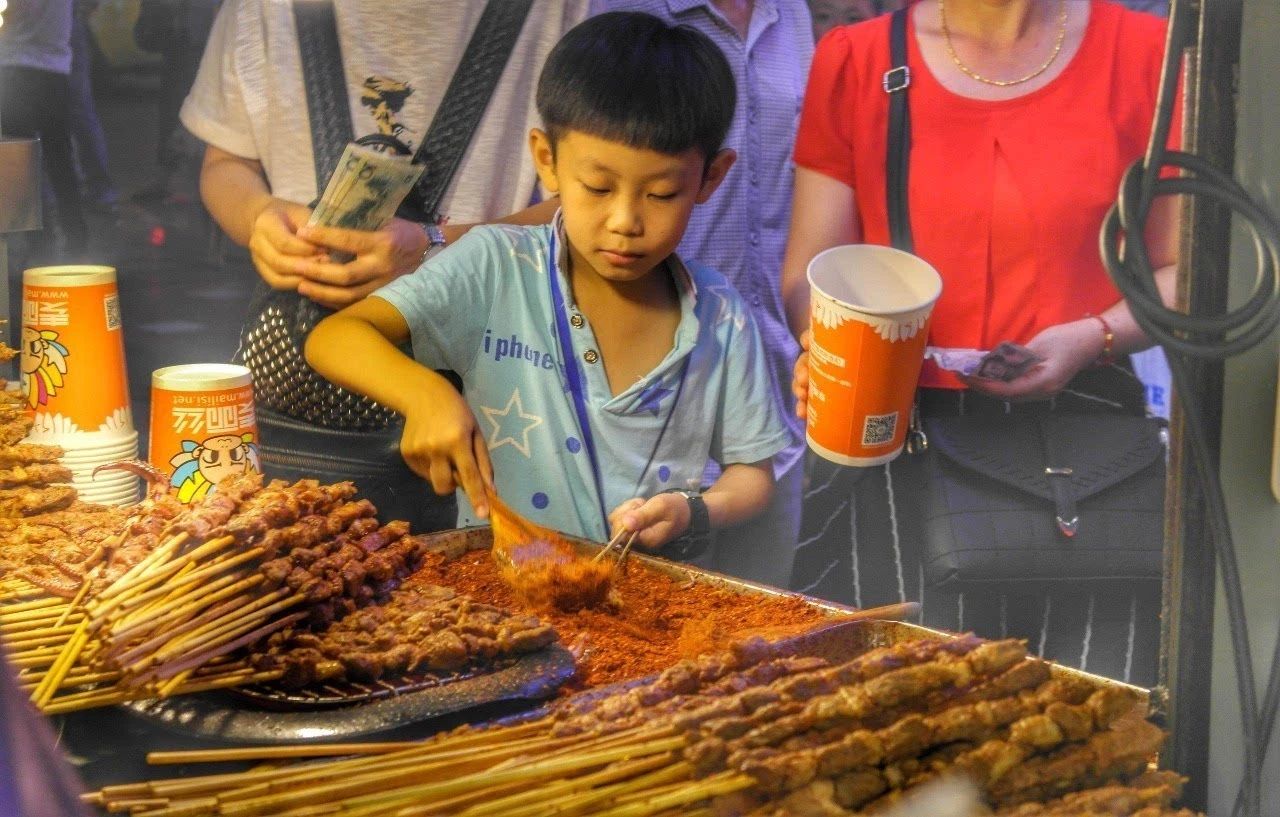 下班兼职摆摊卖炸串一天卖50块钱,农村大姐摆摊卖炸串月入数万