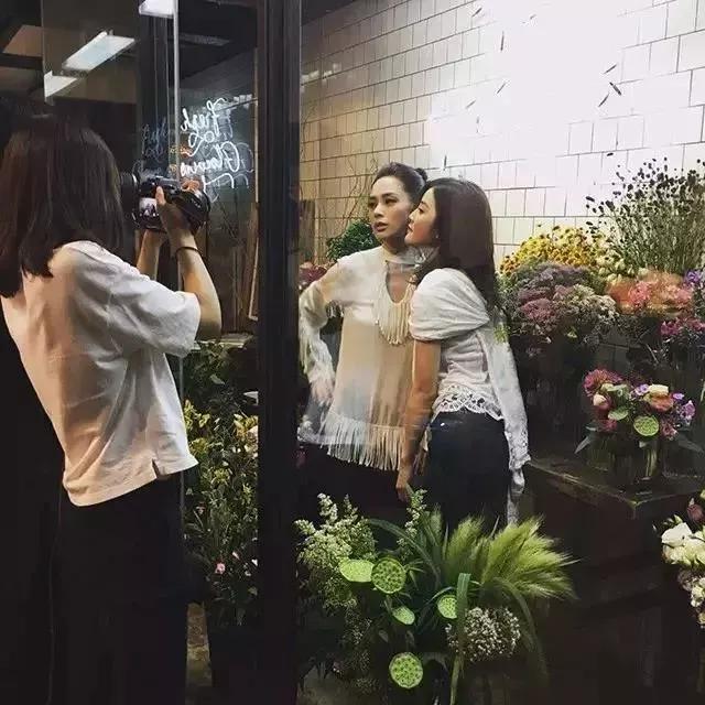 这家破厂房改造的花店，这是北京最美的小花店，明星都来拍照