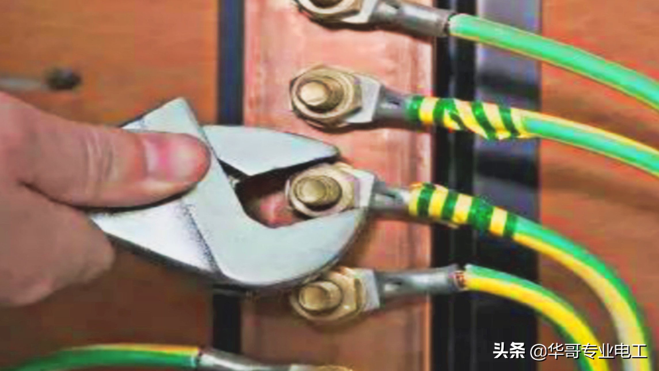 电工没装地线出事故负责吗,电工没装漏电保护器