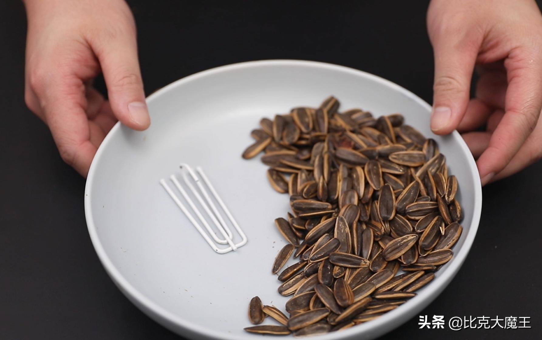 快速剥瓜子皮方便方法,用夹子剥瓜子小妙招