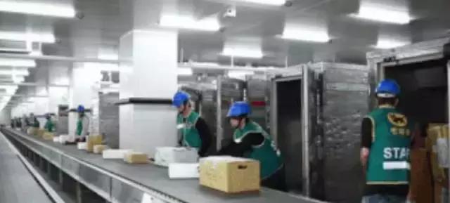 感受一下日本快递员的服务,日本快递员竟然不怕差评