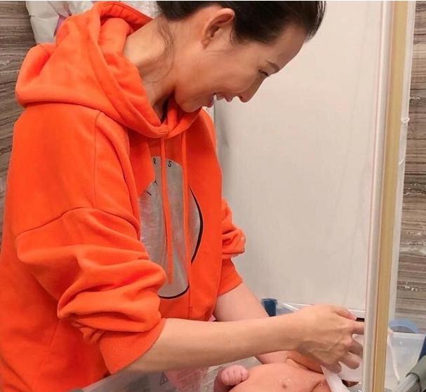 蔡少芬吃雪糕,蔡少芬坐路边吃东西