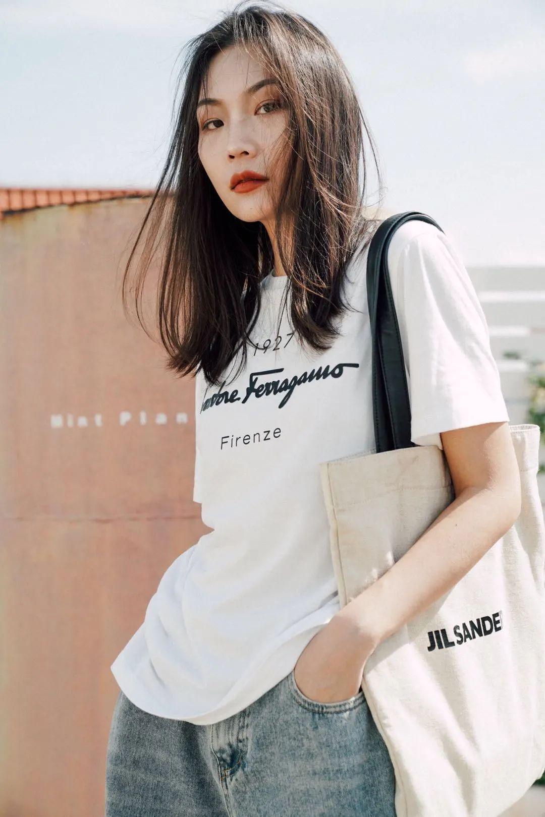 这才爆红一年就这么能“装”了?3w的包一背我都认不出来了…