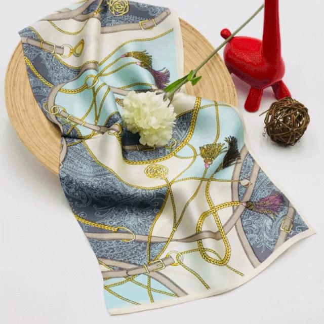 丝巾的气质系法,一条小小的丝巾可以点缀你的气质