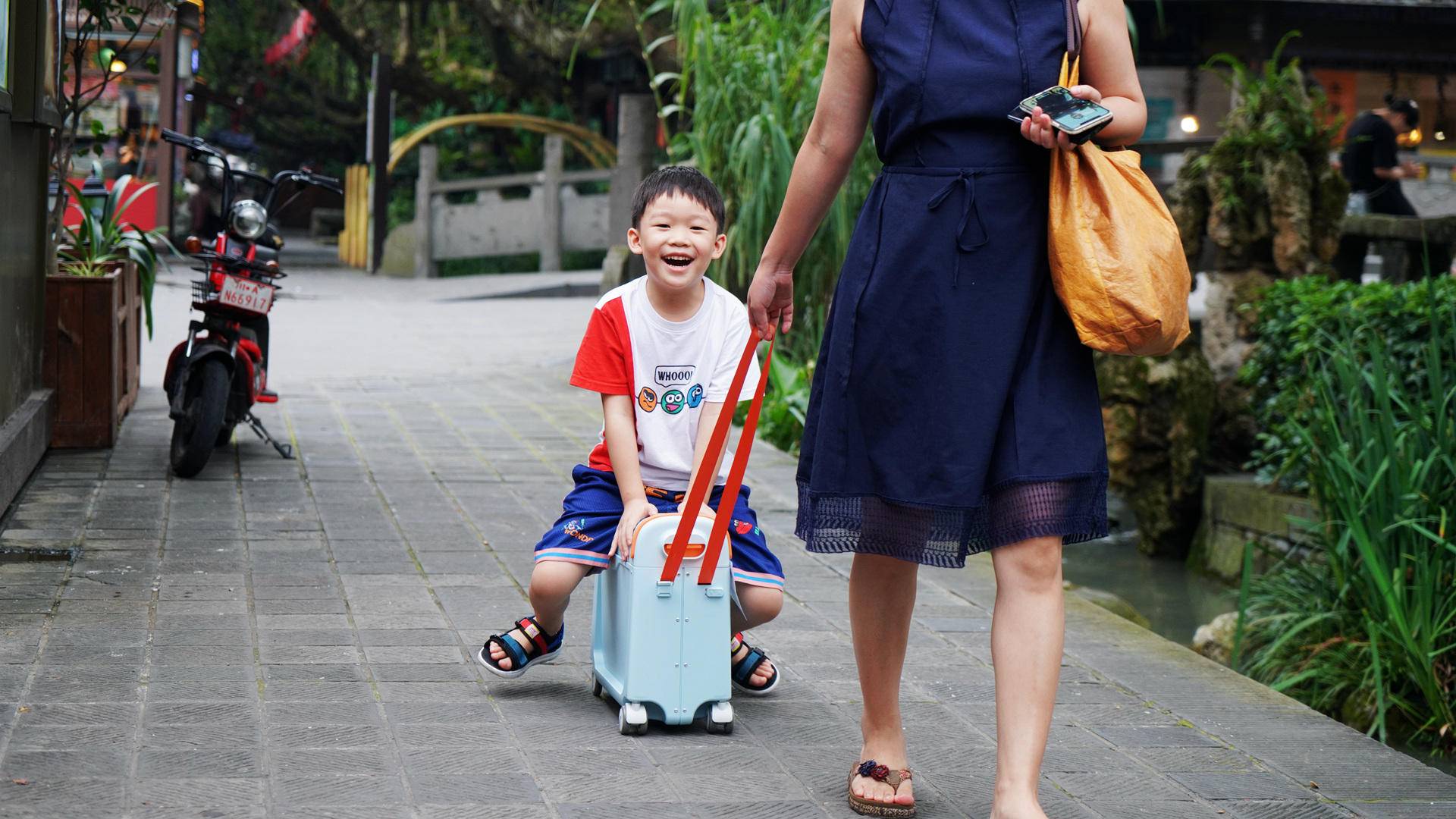儿童可骑行行李箱测评,遛娃行李箱哪种推荐